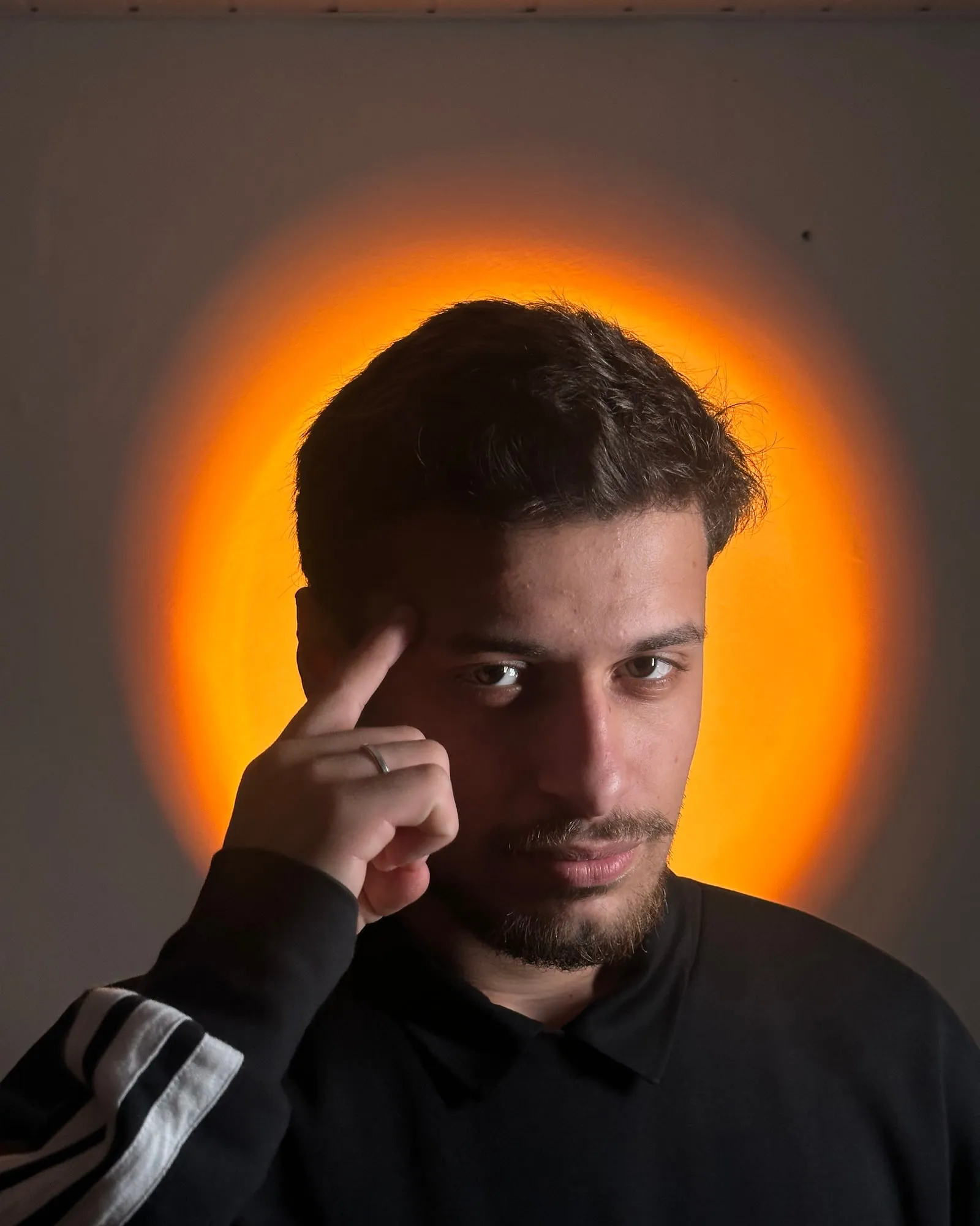 Brayan, fundador da Unova, com uma luz laranja em forma de halo atrás da cabeça